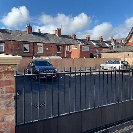 Newly Built 2 Bed Flat In The Heart Of Leek Apartment Екстериор снимка