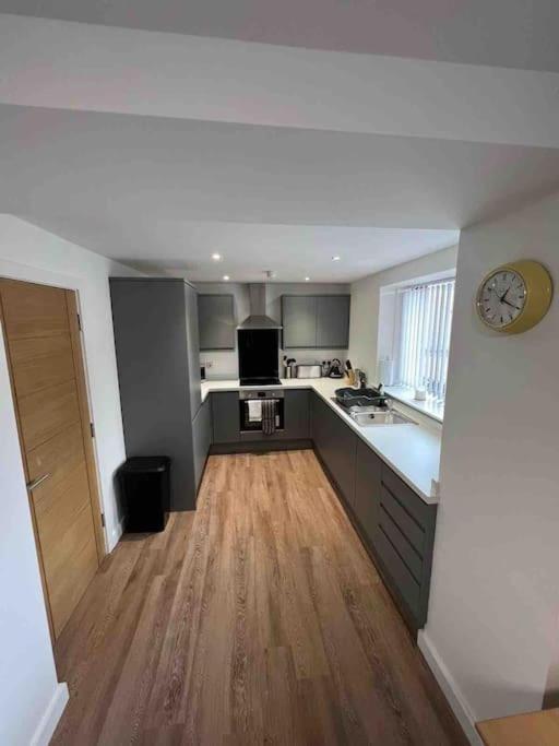 Newly Built 2 Bed Flat In The Heart Of Leek Apartment Екстериор снимка