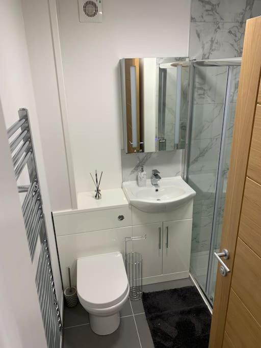 Newly Built 2 Bed Flat In The Heart Of Leek Apartment Екстериор снимка