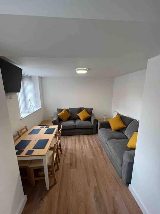 Newly Built 2 Bed Flat In The Heart Of Leek Apartment Екстериор снимка